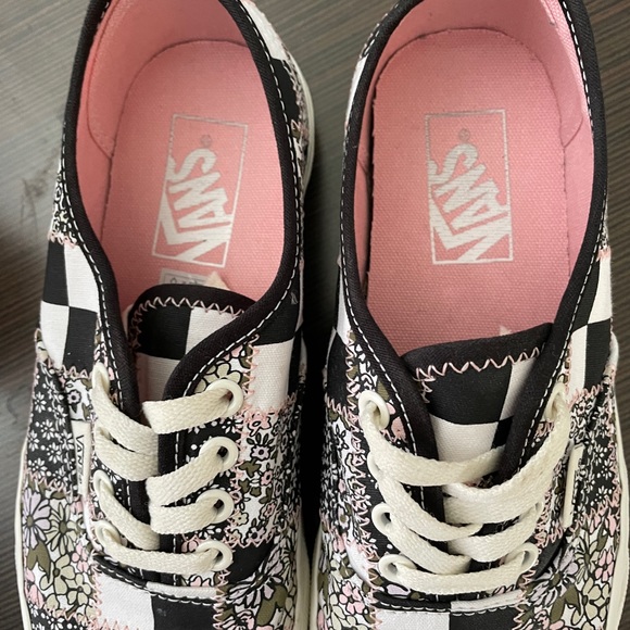 ❣️SOLD❣️Woman’s  Patchwork Floral VANS - Picture 3 of 5